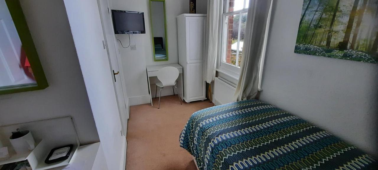 Colebrook Guest House Farnborough  Exterior foto